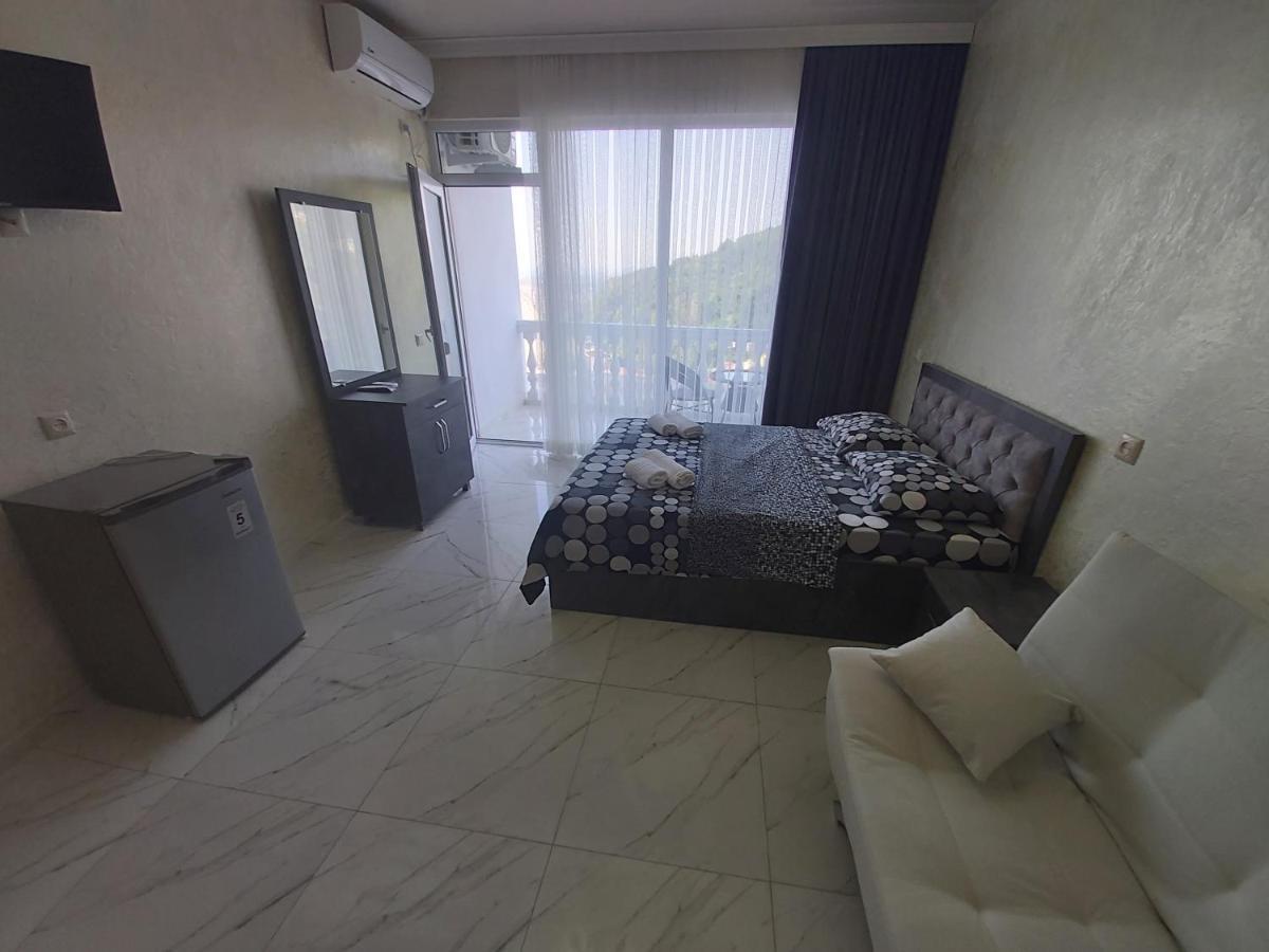 Hotel Zura Palace Кваріаті Екстер'єр фото